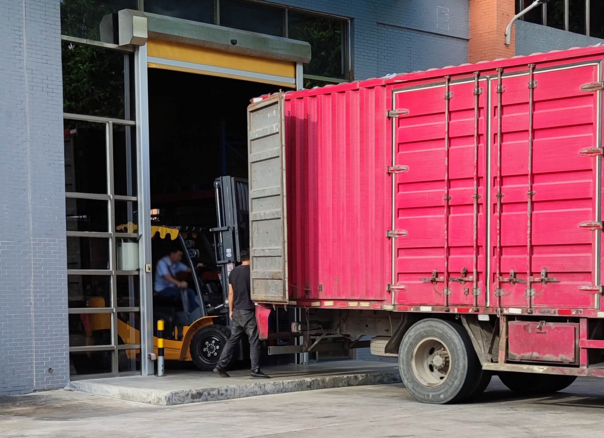 デバンニングを行う作業員