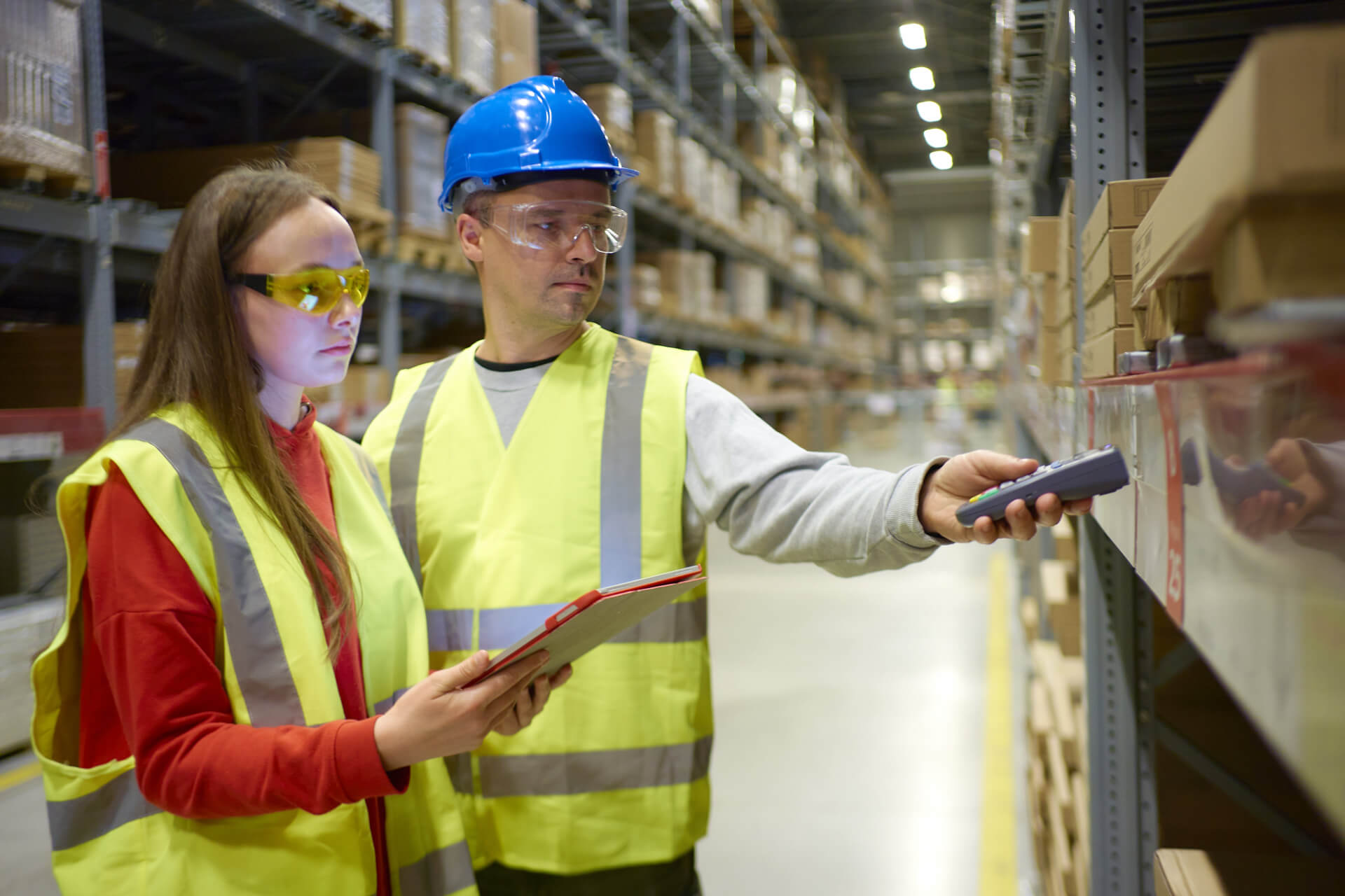 倉庫の備品整頓